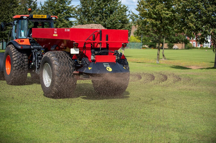 Afbeelding bij Rink range delivers versatile and adaptable topdressing