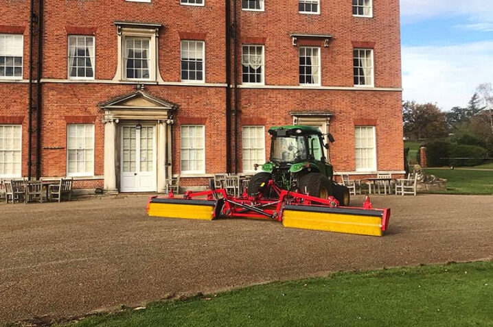 Afbeelding bij Redexim Top-Brush provides worm cast solution at Brocket Hall Golf Club